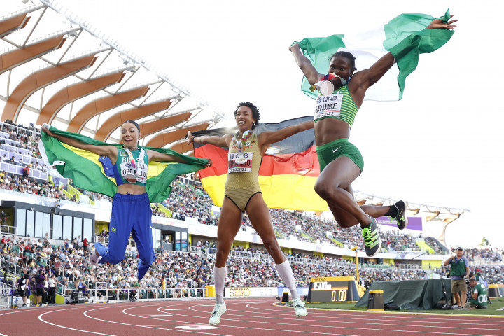 Ese Brume dari Nigeria meraih perak dengan 7,02m, dengan Leticia Oro Melo dari Brasil meraih perunggu (6,89).