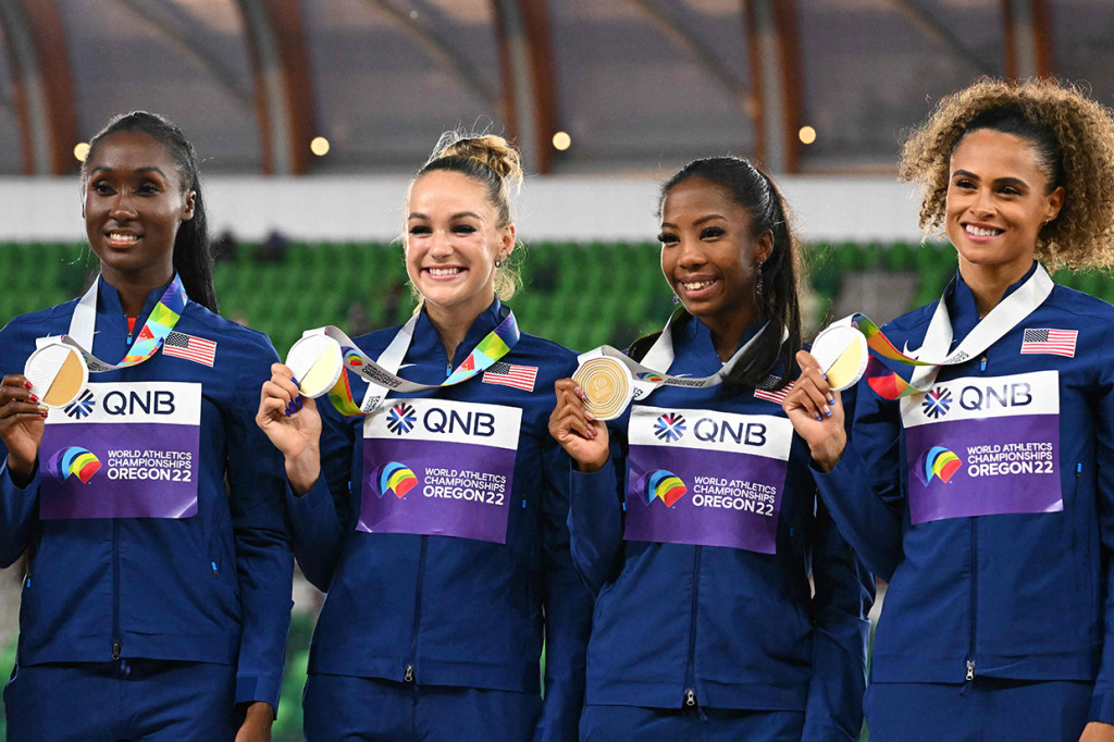 Atlet AS, peraih medali emas Talitha Diggs, Abby Steiner, Britton Wilson dan Sydney McLaughlin, berpose di podium saat menerima medali estafet 4x400m putri selama Kejuaraan Atletik Dunia di Hayward Field di Eugene, Oregon pada 24 Juli 2022. 
