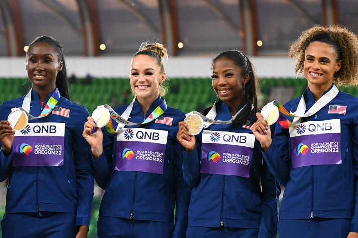Atlet AS, peraih medali emas Talitha Diggs, Abby Steiner, Britton Wilson dan Sydney McLaughlin, berpose di podium saat menerima medali estafet 4x400m putri selama Kejuaraan Atletik Dunia di Hayward Field di Eugene, Oregon pada 24 Juli 2022. 
