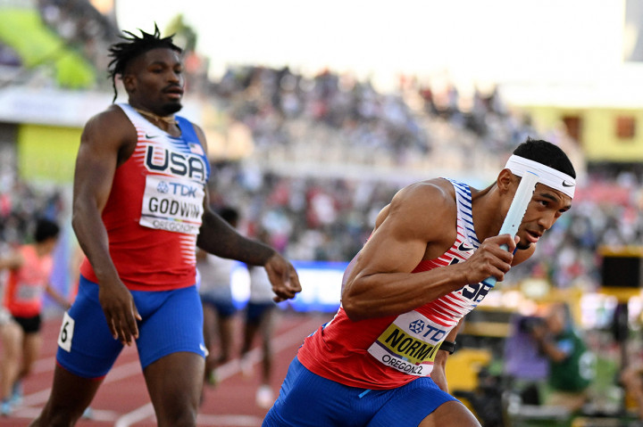 Kuartet AS Elija Godwin, peraih medali emas 400m individu Michael Norman, Bryce Deadmon dan Champion Allison, mencatat waktu 2 menit 56,17 detik untuk kemenangan di Hayward Field.