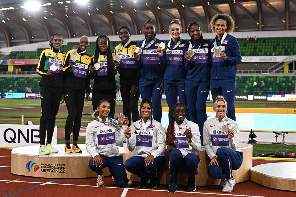 Jamaika meraih perak dengan catatan waktu 3 menit 20,74 detik sementara Inggris mengambil perunggu di 3 menit 22,64 detik. 