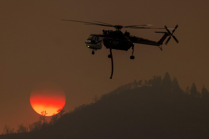 Lebih dari 2.000 petugas pemadam dengan dibantu 17 helikopter telah dikerahkan untuk memadamkan kebakaran hutan bernama Oak Fire, yang pertama kali berkobar pada Jumat kemarin di dekat Taman Nasional Yosemie.