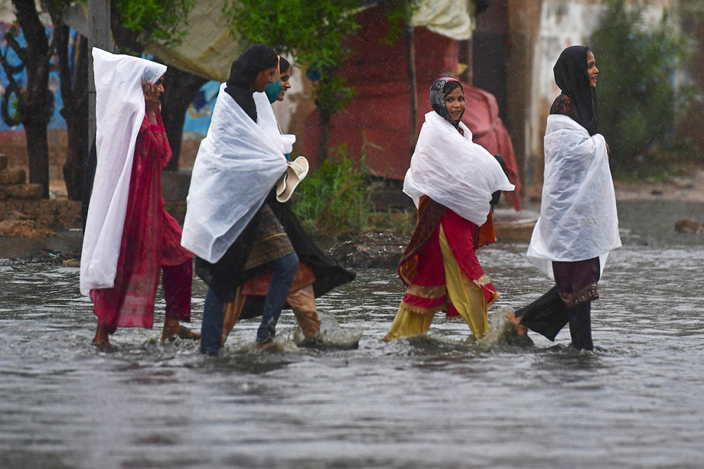 Banjir ini disebabkan hujan deras yang turun terus menerus.