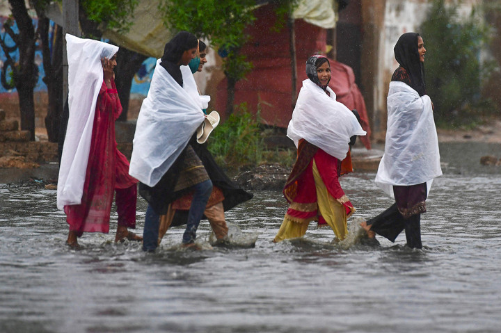 Banjir ini disebabkan hujan deras yang turun terus menerus.