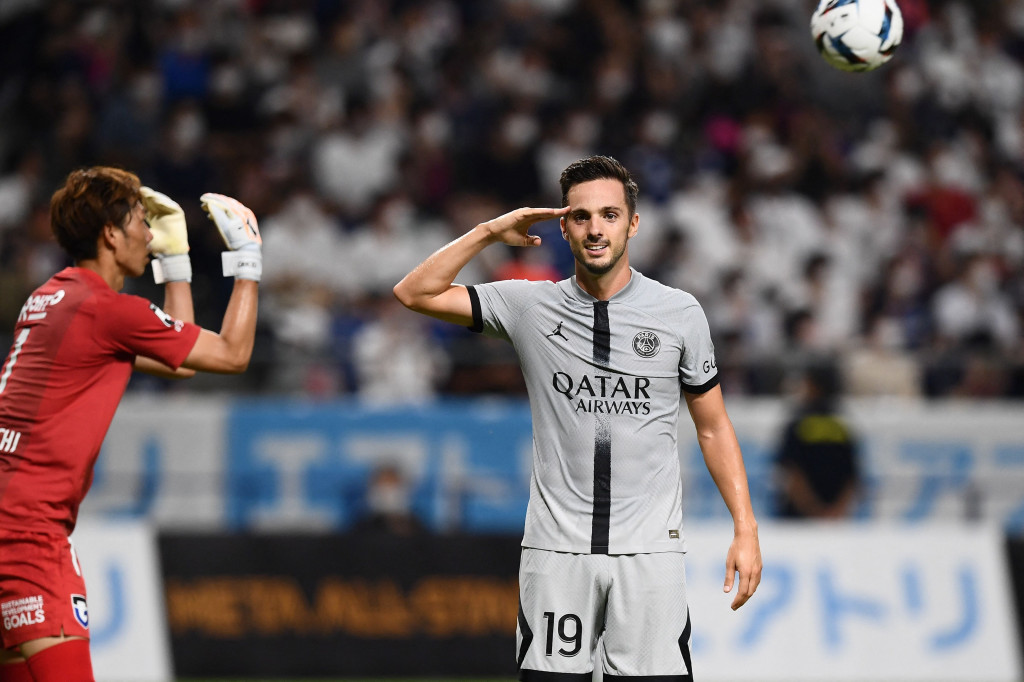 Pablo Sarabia melakukan selebrasi usai mencetak gol ke gawang Gamba Osaka dalam laga pramusim di Stadion Panasonic, Senin, 25 Juli 2022. 