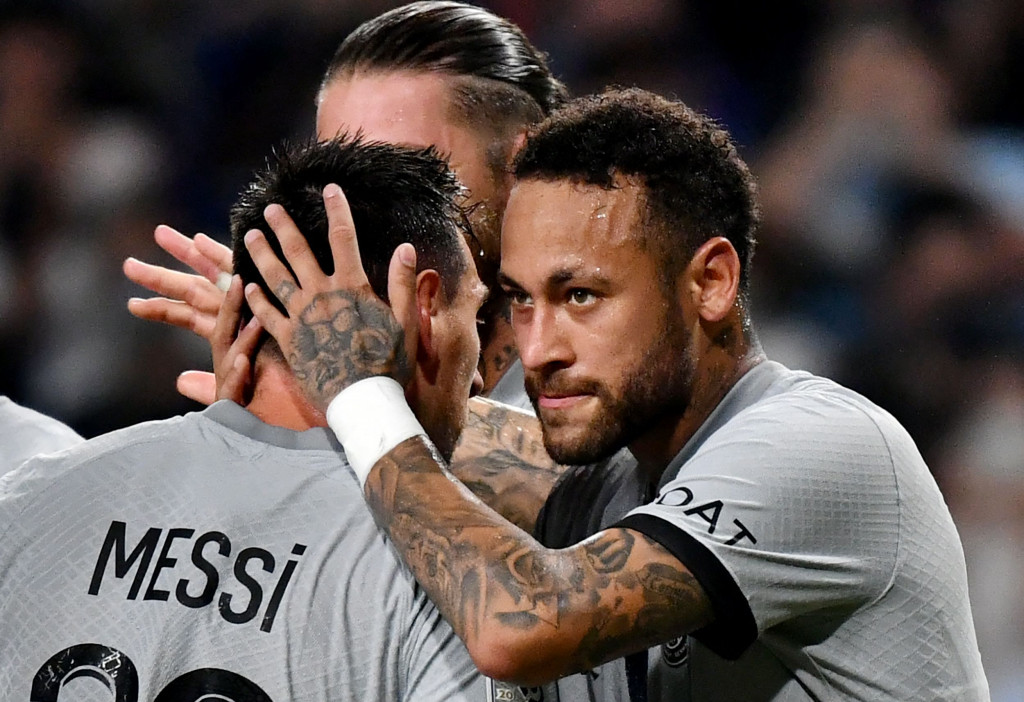 Neymar melakukan selebrasi usai mencetak gol ke gawang Gamba Osaka dalam laga pramusim di Stadion Panasonic, Senin, 25 Juli 2022.