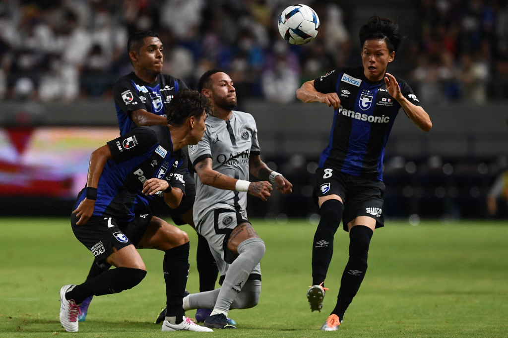 Sementara Gamba Osaka memperkecil ketertinggalan berkat gol Keisuke Kurokawa dan Hiroto Yamami.