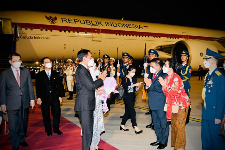 Presiden Jokowi dan Ibu Iriana disambut oleh Menteri Luar Negeri Tiongkok Wu Jiang Hao, Duta Besar LBBP RI Beijing Djauhari Oratmangun beserta Istri, dan Atase Pertahanan Republik Indonesia di Beijing Marsma Bayu Hendra Permana beserta Istri.