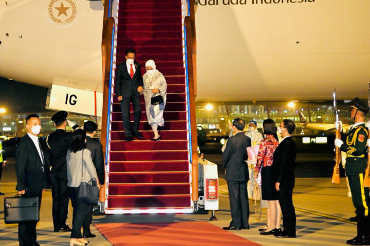 Presiden Joko Widodo beserta Ibu Iriana Jokowi dan sejumlah menteri telah tiba di Beijing Capital International Airport, Beijing, Tiongkok, Senin, 25 Juli 2022, malam pukul 21.37 waktu setempat.
