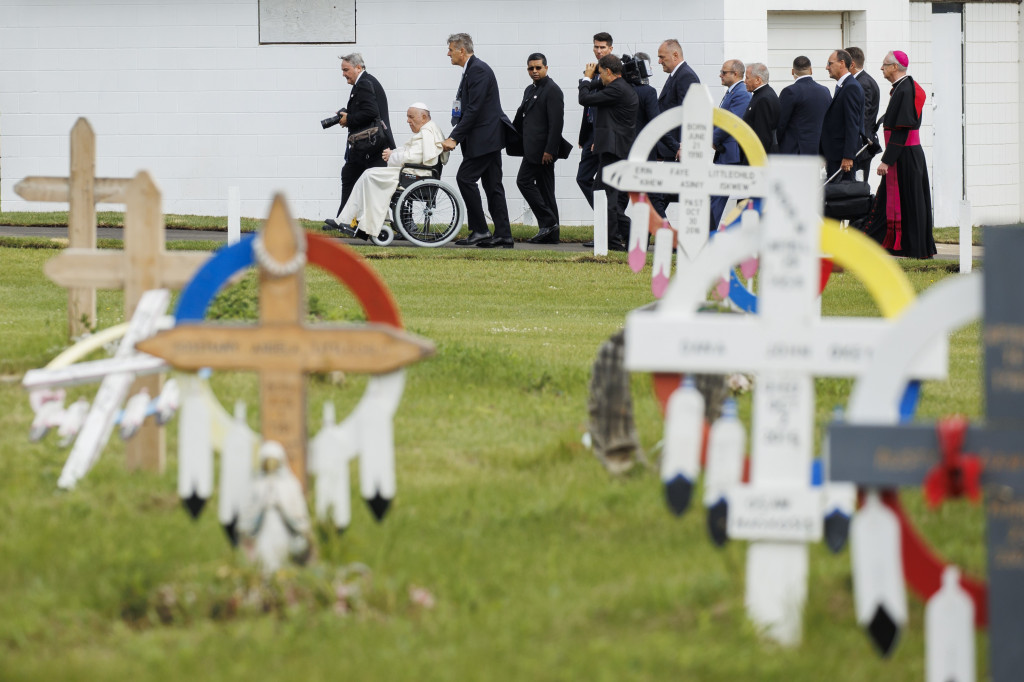 Kunjungan dan permintaan maaf Paus Fransiskus telah menarik reaksi beragam dari para pemimpin adat dan penyintas sekolah asrama Kanada. Beberapa menyambut ini sebagai langkah penting di jalan menuju penyembuhan, tetapi yang lain mengatakan sudah terlambat.