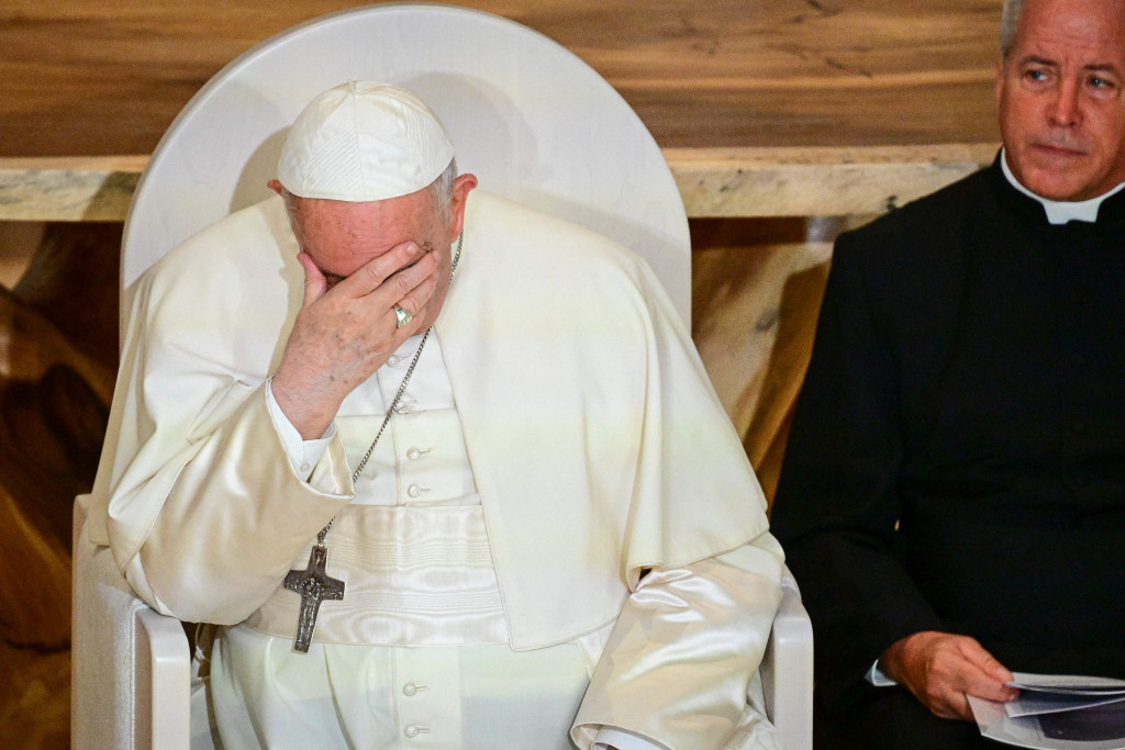 “Dengan rasa malu dan tanpa ragu, saya dengan rendah hati memohon pengampunan atas kejahatan yang dilakukan oleh begitu banyak orang Kristen terhadap masyarakat adat,” kata Paus Fransiskus, yang datang dan pergi dengan kursi roda karena lututnya sakit.