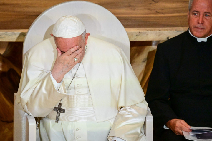 “Dengan rasa malu dan tanpa ragu, saya dengan rendah hati memohon pengampunan atas kejahatan yang dilakukan oleh begitu banyak orang Kristen terhadap masyarakat adat,” kata Paus Fransiskus, yang datang dan pergi dengan kursi roda karena lututnya sakit.