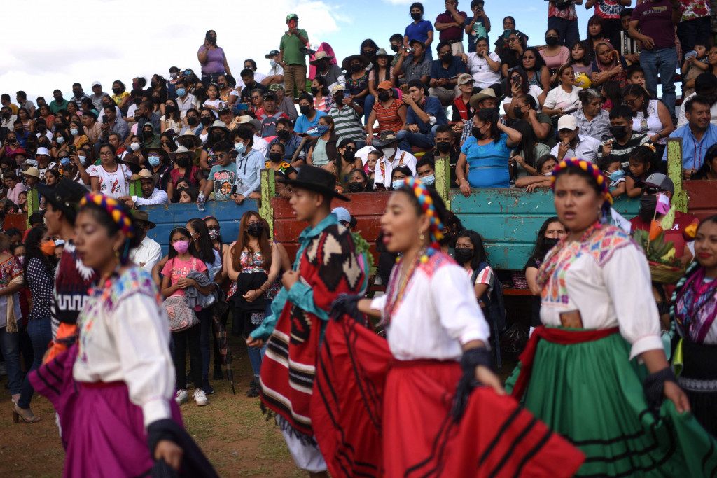 Warga berkumpul untuk mengikuti Festival Guelaguetza di Cuilapam de Guerrero, Negara Bagian Oaxaca, Meksiko, pada Senin, 25 Juli 2022.