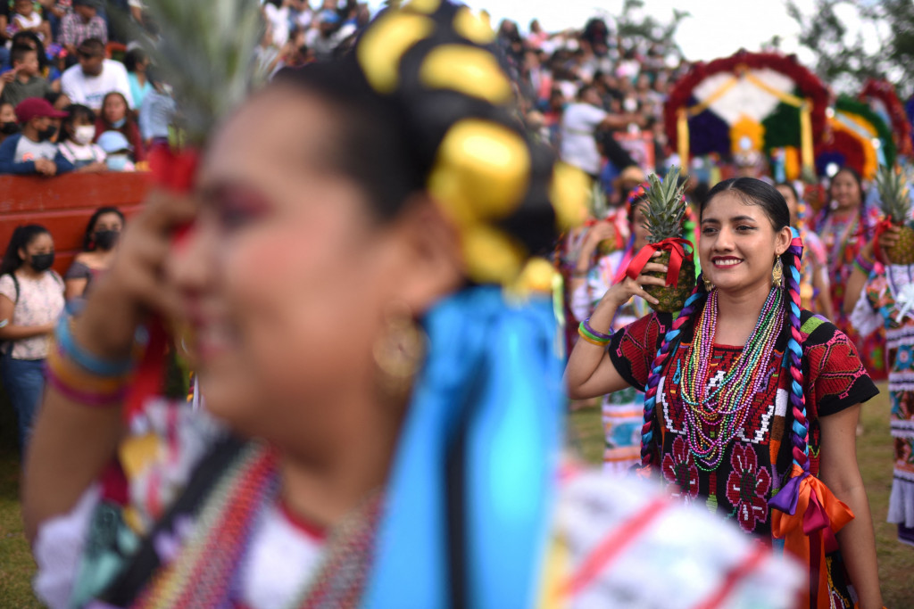 Penari daerah tampil di Festival Guelaguetza di Cuilapam de Guerrero, Negara Bagian Oaxaca, Meksiko, pada 25 Juli 2022.
