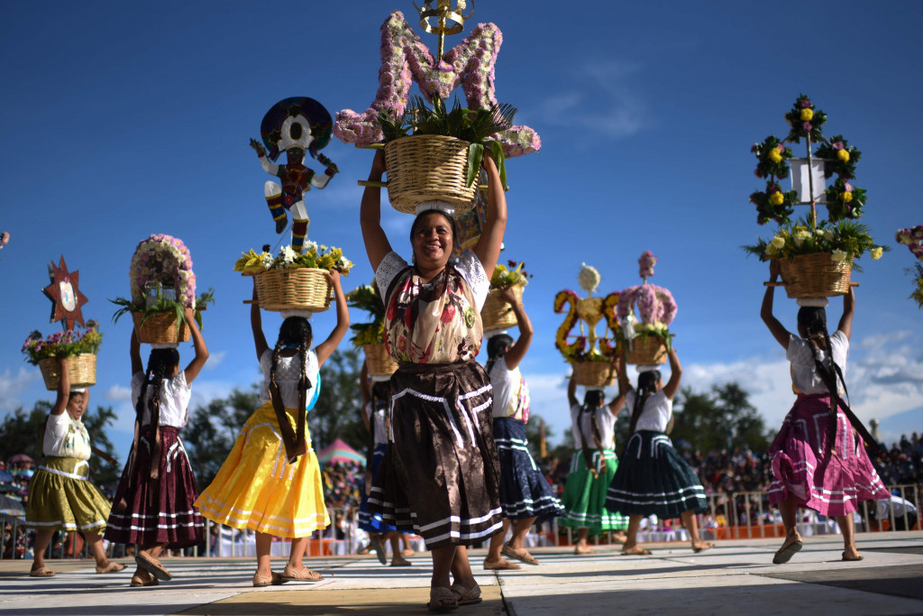 Dalam Festival Guelaguetza, anggota kelompok ini berkumpul mengenakan pakaian tradisional mereka dan melakukan tarian rakyat yang khusus untuk wilayah mereka.