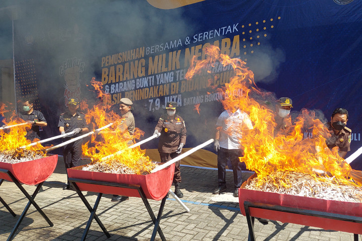 Pemusnahan simbolis barang bukti yang ditaksir senilai Rp 8,1 miliyar dilakukan dengan cara dibakar dan dilanjut pengiriman menggunakan 13 truk ke Tempat Pembuangan Akhir (TPA) Sukoharjo, Kabupaten Pati.