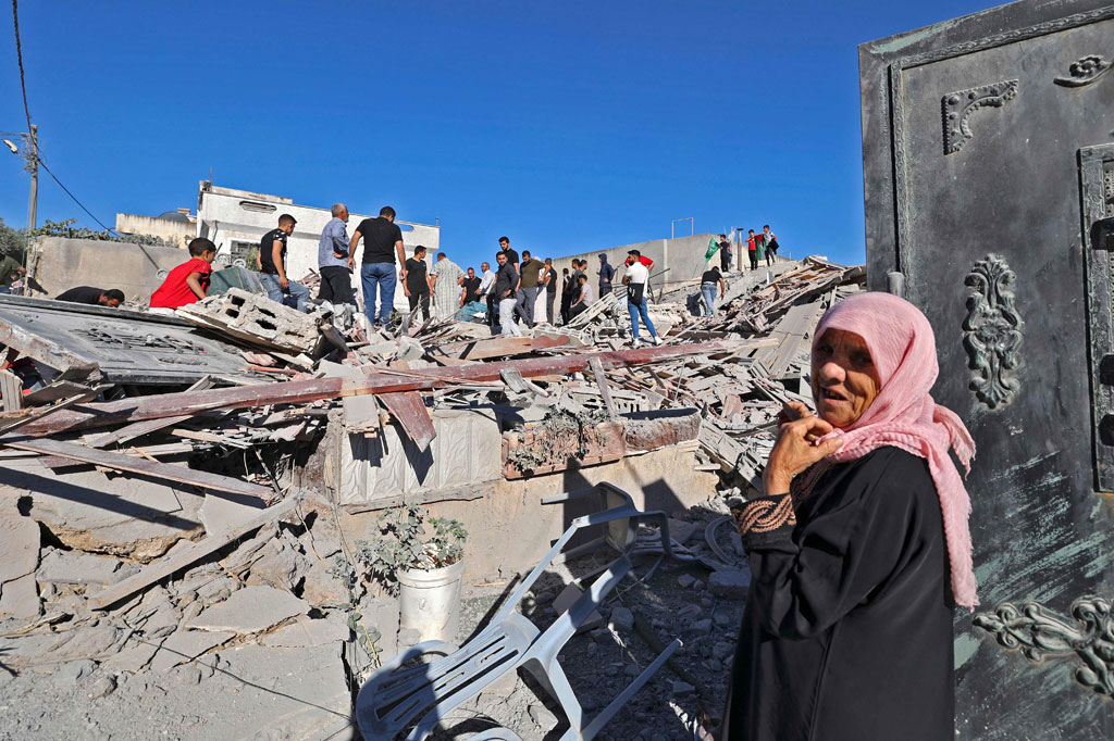 Aktivis hak asasi manusia mengatakan kebijakan Israel untuk menghancurkan rumah tersangka penyerang merupakan hukuman kolektif, karena dapat membuat non-pejuang, termasuk anak-anak, kehilangan tempat tinggal. Namun Israel mengatakan praktik itu efektif dalam mencegah beberapa warga Palestina melakukan serangan.