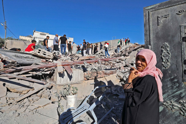 Aktivis hak asasi manusia mengatakan kebijakan Israel untuk menghancurkan rumah tersangka penyerang merupakan hukuman kolektif, karena dapat membuat non-pejuang, termasuk anak-anak, kehilangan tempat tinggal. Namun Israel mengatakan praktik itu efektif dalam mencegah beberapa warga Palestina melakukan serangan.