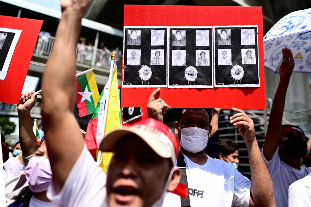 Para pengunjuk rasa meneriakkan slogan-slogan dan memegang foto-foto tahanan yang dieksekusi selama demonstrasi menentang eksekusi empat tahanan oleh junta militer Myanmar, di luar Kedutaan Besar Myanmar di Bangkok pada 26 Juli 2022.