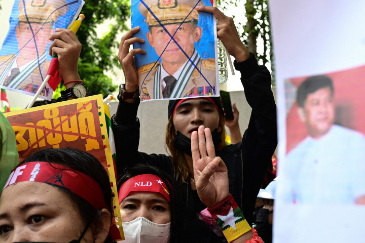 Otoritas militer Myanmar pada Senin, 25 Juli 2022, menyatakan telah mengeksekusi mati empat aktivis demokrasi yang dituduh membantu melakukan aksi teror. Eksekusi mati ini menjadi yang pertama di Myanmar dalam beberapa dekade terakhir.
