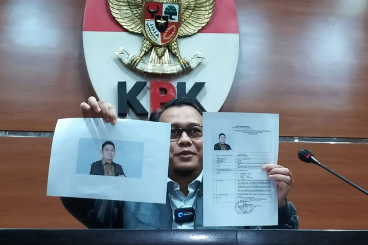 Pelaksana Tugas Juru Bicara Komis Pemberantasan Korupsi (KPK), Ali Fikri menunjukkan surat Daftar Pencaraian Orang (DPO) dan foto tersangka mantan Bupati Tanah Bumbu, Mardani H Maming di Gedung Merah Putih KPK, Jakrta , Selasa, 26 Juli 2022.