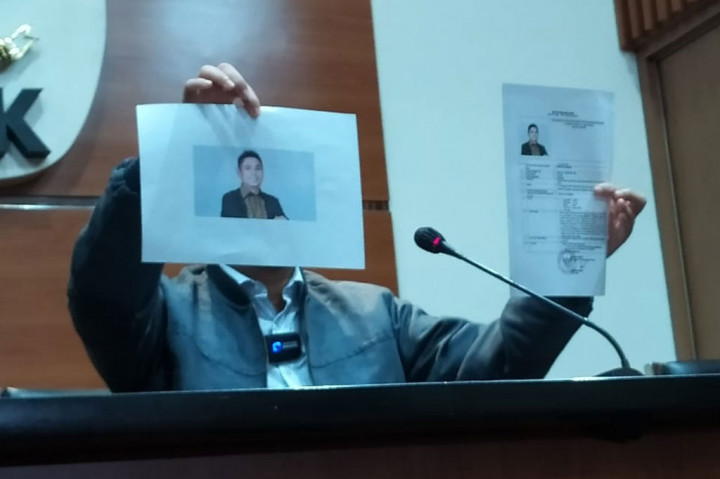 KPK mengharapkan Maming kooperatif dan menyerahkan diri kepada KPK agar proses penegakan hukum tindak pidana korupsi tidak terkendala. Selain itu, kata Fikri, KPK juga meminta masyarakat jika memiliki informasi keberadaan Maming dapat menghubungi KPK melalui pusat panggilan 198 atau kantor polisi terdekat agar dapat segera ditindaklanjuti.