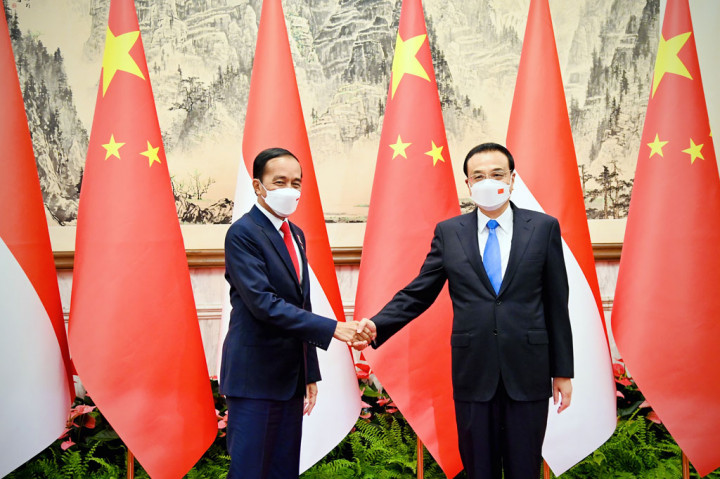 Presiden Joko Widodo (kiri) berjabat tangan dengan Perdana Menteri Tiongkok, Li Keqiang sebelum melaksanakan pertemuan bilateral di Villa 5, Diaoyutai State Guesthouse, Beijing, Tiongkok, Selasa, 26 Juli 2022.