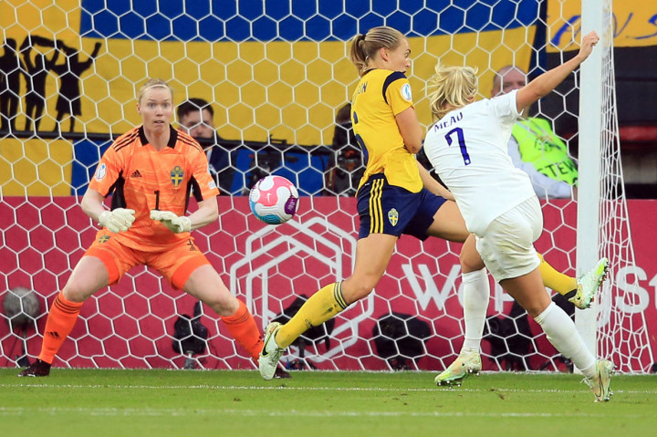 Tuan rumah berhasil membuka keunggulan pada menit ke-34 lewt Beth Mead dengan melepaskan tendangan keras yang sukses melewati hadangan kiper Hedvig Lindahl. Skor 1-0 bertahan hingga jeda.