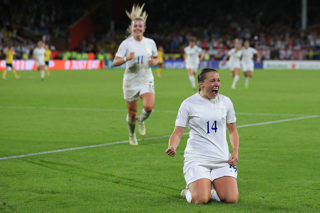Fran Kirby kemudian menyempurnakan kemenangan Inggris menjadi 4-0 lewat upaya sambil menjatuhkan diri yang tak bisa dihalau sempurna oleh Lindahl. 