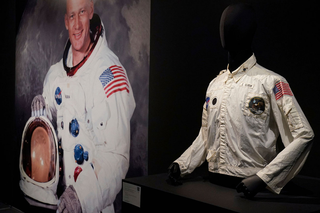 Jaket yang dikenakan astronaut AS Buzz Aldrin saat pergi ke bulan pada 1969 dengan menaiki Apollo 11, dilelang senilai USD2,7 juta (Rp40 miliar) di New York, Selasa, 26 Juli 2022 waktu setempat. Hal itu diumumkan Sotheby's.