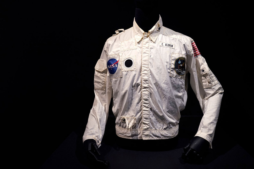 Jaket putih dengan bendera Amerika, inisial NASA dan nama E.ALDRIN tersemat di sana adalah bagian dari koleksi pribadi benda-benda yang diputuskan untuk dijual oleh astronot 92 tahun itu.