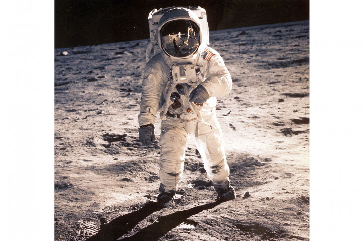 Aldrin menjelaskan, jaket itu terpisah dari pakaian luar angkasa yang dia kenakan saat berjalan di bulan bersama astronaut Neil Armstrong, tetapi dia memakainya saat terbang ke dan dari Bulan.