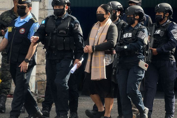 Diborgol dan dikelilingi oleh anggota pasukan khusus, Bobadilla dibawa ke pangkalan angkatan udara di Toncontin dekat ibukota Tegucigalpa.