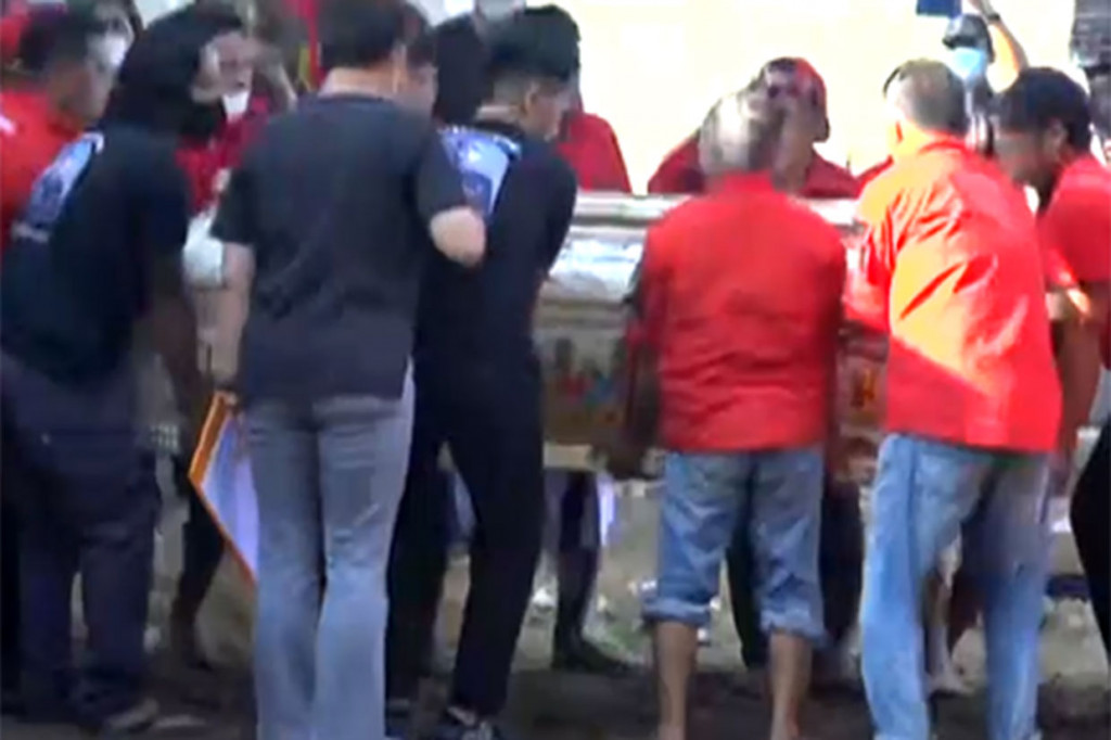 Proses pembongkaran makam dimulai sekitar pukul 07.30 WIB. 