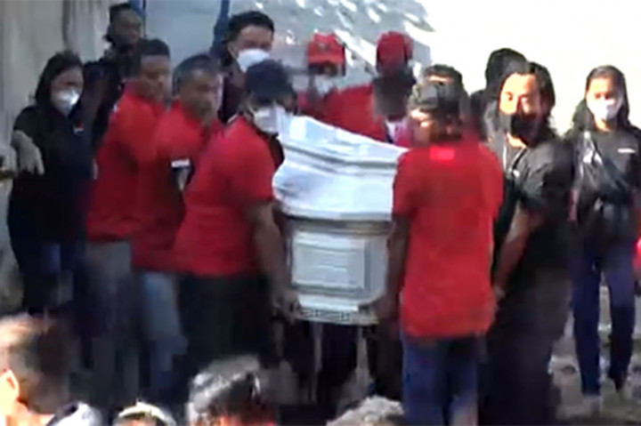 Setelah berhasil diangkat dari liang lahat, peti kemudian dibawa ke RSUD Sungai Datar dengan menggunakan ambulans.