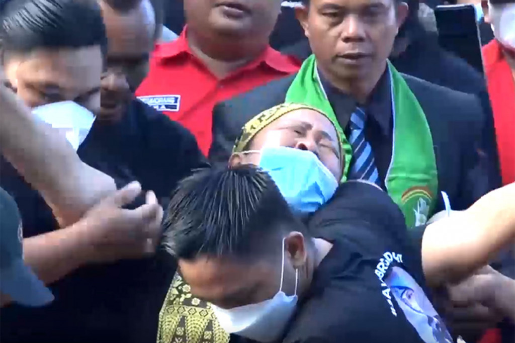 Sebelum proses menggalian makam, ibu almarhum Yoshua, Rosti Simanjuntak tampak histeris menangis dan minta keadilan bisa ditegakkan dan pengungkapannya secara transparan.