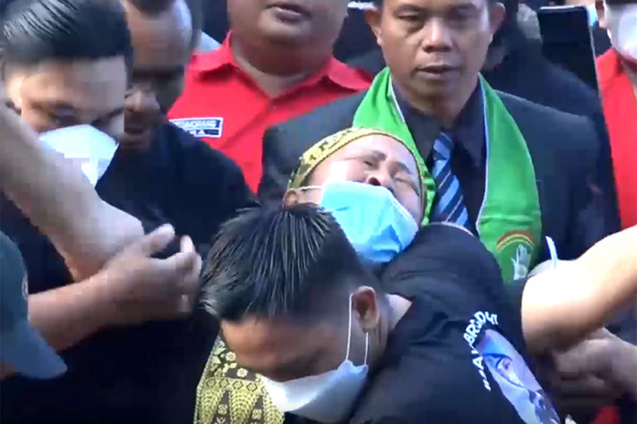 Sebelum proses menggalian makam, ibu almarhum Yoshua, Rosti Simanjuntak tampak histeris menangis dan minta keadilan bisa ditegakkan dan pengungkapannya secara transparan.