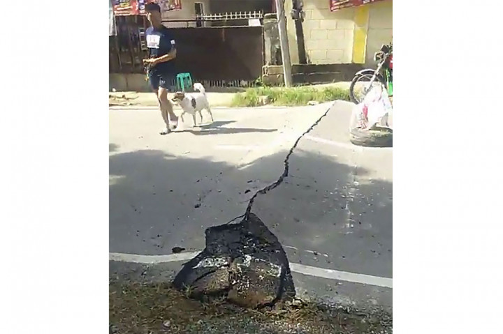 Sebuah video yang diposting di Facebook dan diverifikasi oleh AFP menunjukkan retakan di jalan aspal dan tanah di kota terdekat Bangued, meskipun tidak ada kerusakan yang terlihat pada rumah atau toko.