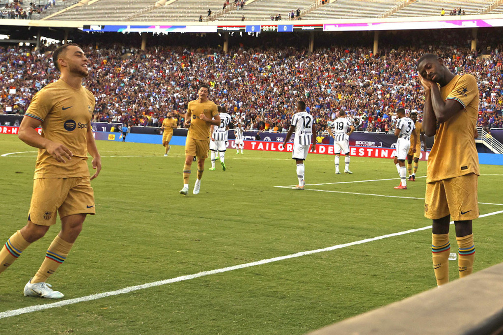 Pemain sayap Prancis Ousmane Dembele membawa Barcelona unggul pada menit ke-34 menit. Dembele berhasil melewati pemain Juventus Juan Cuadrado dan Sandro, sebelum kemudian melakukan tembakan keras yang gagal diantisipasi kiper Juve Wojciech Szczesny untuk membawa timnya unggul 1-0.
