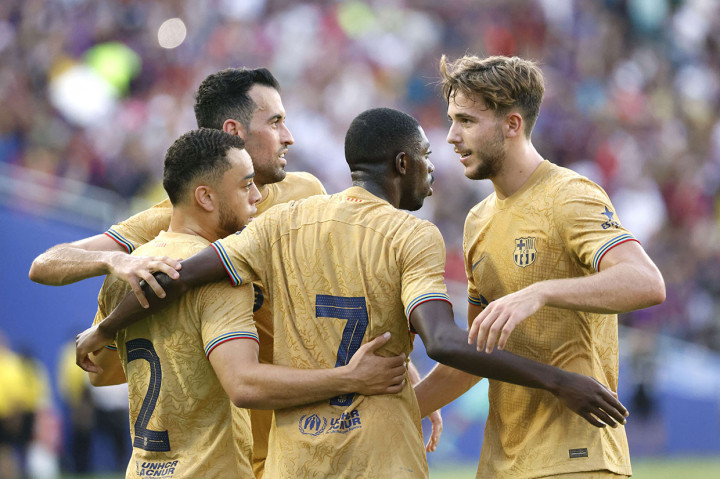 Namun keunggulan Barca kembali pulih semenit kemudian lewat gol kedua Dembele. Pergerakan Dembele gagal dihadang Cuadrado dan kemudian memotong melewati Manuel Locatelli untuk menembak melewati Szczesny untuk memimpin 2-1 hingga jeda.