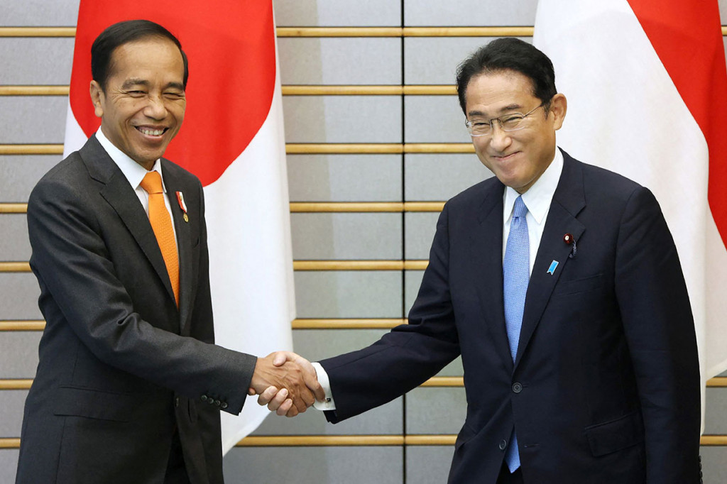 Presiden Joko Widodo disambut hangat oleh Perdana Menteri Jepang Fumio Kishida di kediaman resmi perdana menteri di Tokyo pada 27 Juli 2022. 