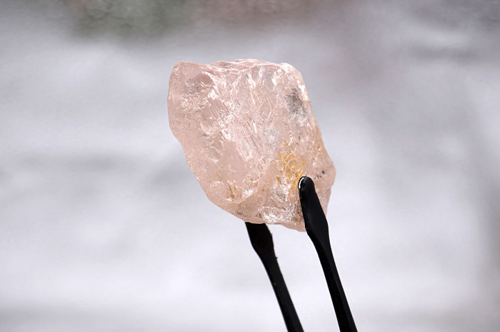 Petambang di Angola telah menemukan berlian pink murni langka, yang diyakini terbesar yang ditemukan dalam 300 tahun, operator situs Australia mengumumkan Rabu, 27 Juli 2022.