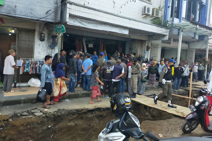 Ketegangan terjadi antara ratusan pedagang kaki lima (PKL) jalan Cihideung dengan Satuan Polisi Pamong Praja (Satpol PP) Kota Tasikmalaya, saat para PKL diminta Satpol PP untuk tidak berjualan di lokasi proyek pembangunan pedestarian, Rabu, 27 Juli 2022.