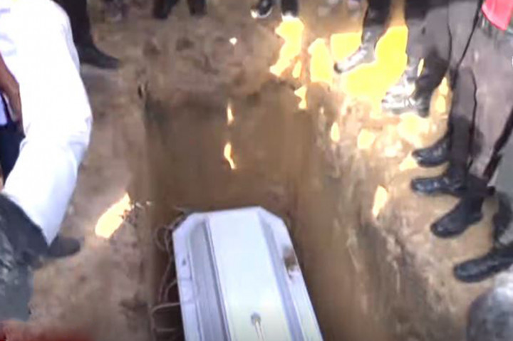 Peti jenazah Brigadir J ditandu oleh para petugas dan diiringi acara upacara singkat.