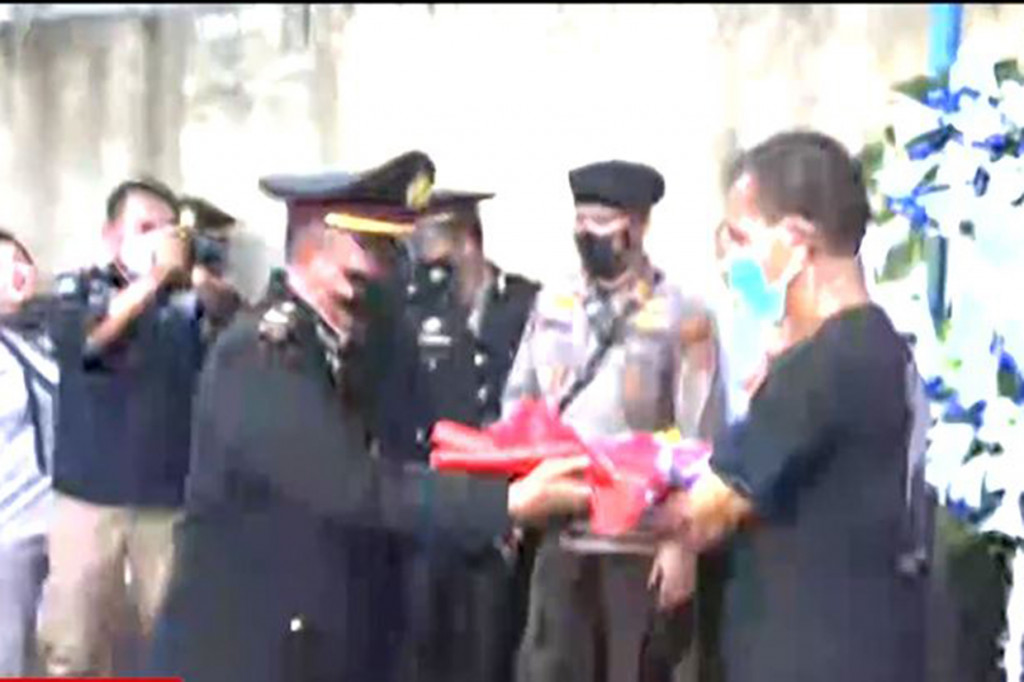 Adapun prosesi pemakaman secara kepolisian ini merupakan permintaan khusus dari pihak keluarga Brigadir J. Keluarga ingin melihat langsung jenazah Brigadir J dimakamkan secara kepolisian. Permintaan ini disampaikan langsung oleh kuasa hukum keluarga Brigadir J.