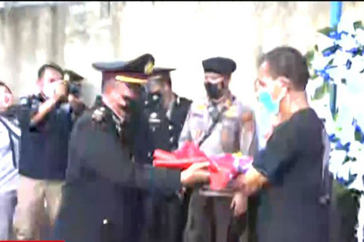 Adapun prosesi pemakaman secara kepolisian ini merupakan permintaan khusus dari pihak keluarga Brigadir J. Keluarga ingin melihat langsung jenazah Brigadir J dimakamkan secara kepolisian. Permintaan ini disampaikan langsung oleh kuasa hukum keluarga Brigadir J.