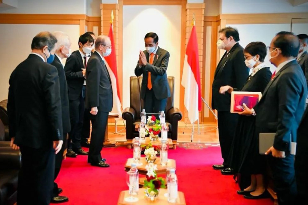 Presiden Joko Widodo menerima kunjungan kehormatan Presiden Japan-Indonesia Association, Fukuda Yasuo, di Salon Room, Imperial Hotel, Tokyo, Jepang, pada Rabu, 27 Juli 2022. Fukuda Yasuo juga merupakan mantan perdana menteri Jepang.