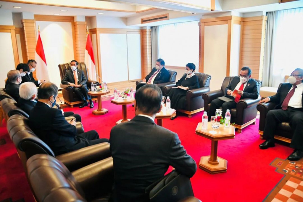Menteri Koordinator Bidang Perekonomian Airlangga Hartarto menyatakan, dalam pertemuan itu, Jokowi dan Yasuo membahas peran Indonesia di kancah internasional, tertutama sebagai pemegang keketuaan ASEAN pada 2023 tahun depan.