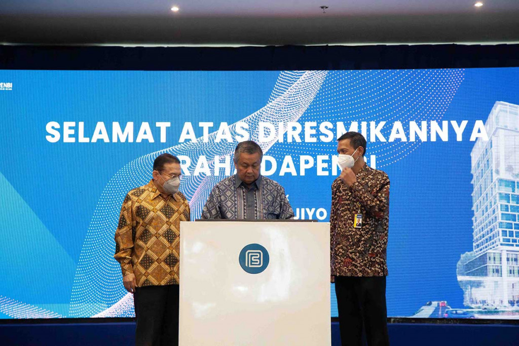 Gubernur Bank Indonesia sekaligus pendiri DAPENBI Perry Warjiyo (tengah) disaksikan Ketua PP PPBI Aslim Tadjuddin (kiri) dan Direktur Utama Dana Pensiun Bank Indonesia (DAPENBI) Budianto menandatangani prasasti saat acara peresmian Graha DAPENBI di Jakarta Selatan, Rabu, 27 Juli 2022.
