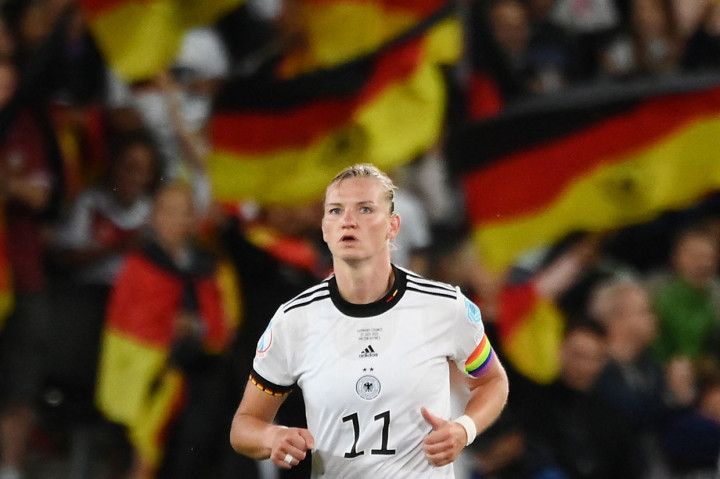 Jerman berpeluang unggul terlebih dahulu lewat tendangan bebas Alexandra Popp dari tepi kotak penalti. Sayang bola masih bisa ditepis kiper Prancis, Pauline Peyraud-Magnin.
